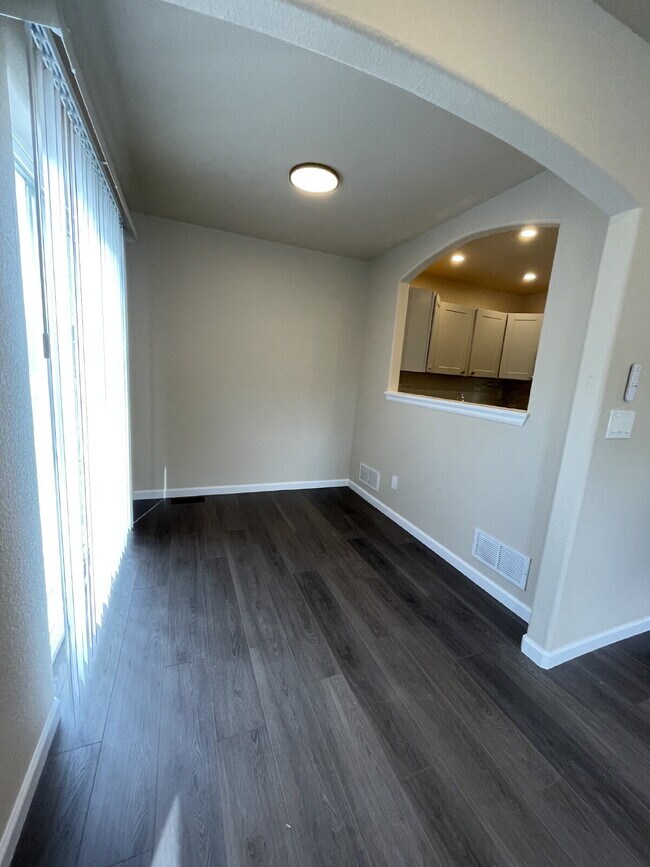 Building Photo - "Charming 3-Bed Duplex with Granite Touch & Finished Basement in Lakewood!"