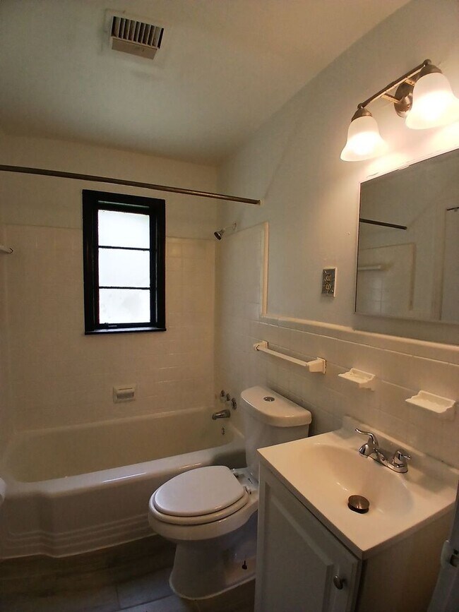 Building Photo - Beautiful 3 bedroom 1 bath home - Open To ...