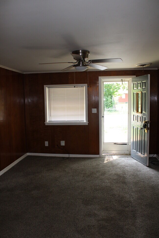 Building Photo - 2bed 1 bath in Independence off Chrysler