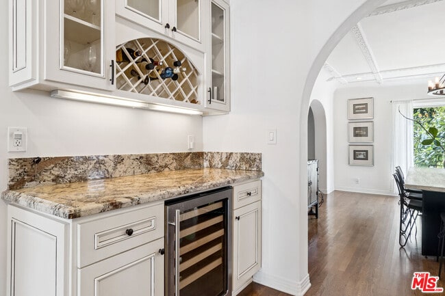 Building Photo - 956 S Longwood Ave