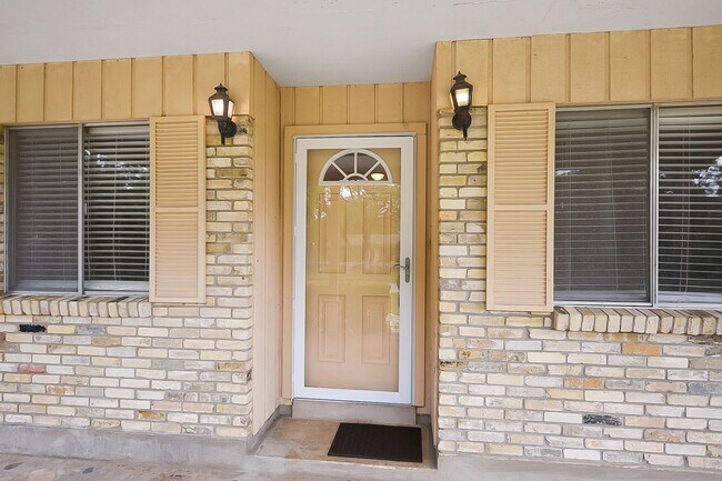 Building Photo - Charming 2-Bed Retreat Near Landa Park & t...