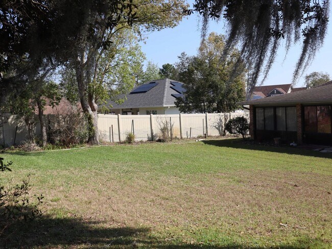 Building Photo - Beautiful Brick Home in Crystal Lakes Estate Call Carole Arcaro 386-216-4900 Deltona Lakes Realty