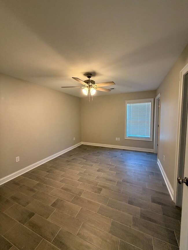 Building Photo - Newly Renovated!