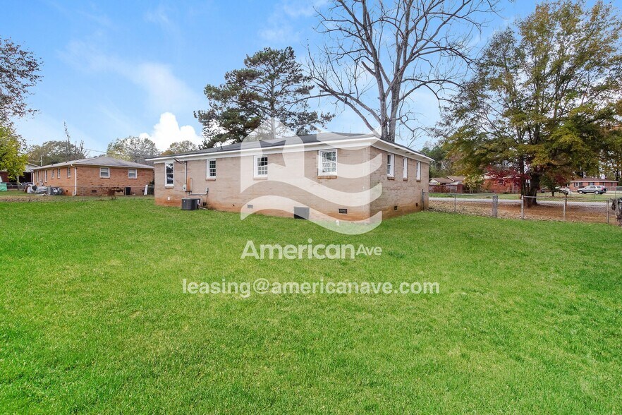 Building Photo - 706 Woodmont Cir