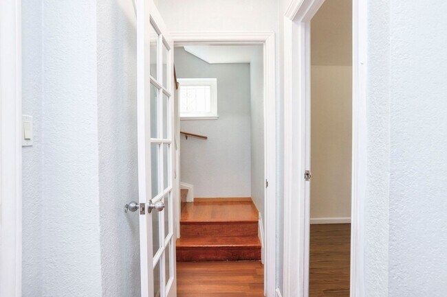Building Photo - 4 Bed / 2 Bath Daly City Home With Stunnin...