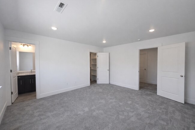 Building Photo - 5882 W 40th Ct