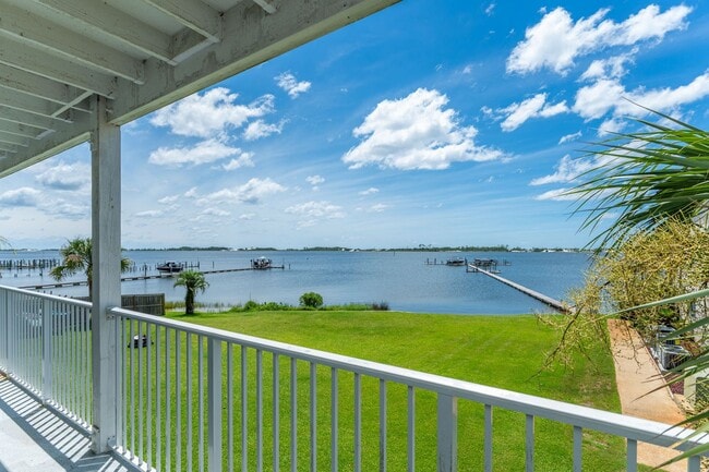 Building Photo - Waterfront Condo!