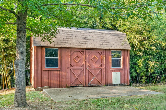 Building Photo - Huge Corner Lot in Glen Oaks!
