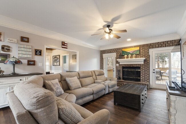 Building Photo - Perfect Home for Beauty & Privacy!