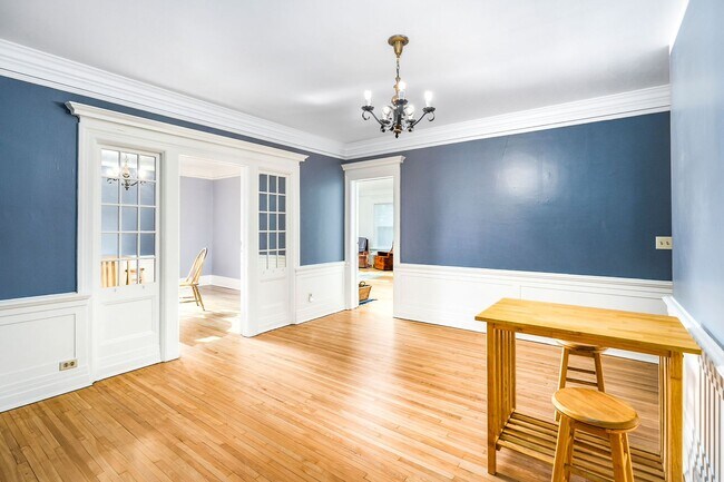 Building Photo - Beautiful 4 Bedroom/2 Bathroom Second Floor Apartment in East Duluth Mansion with Utilities Inclu...
