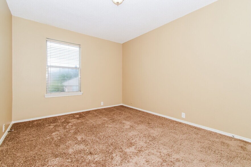 Building Photo - 3304 Creekwood Dr