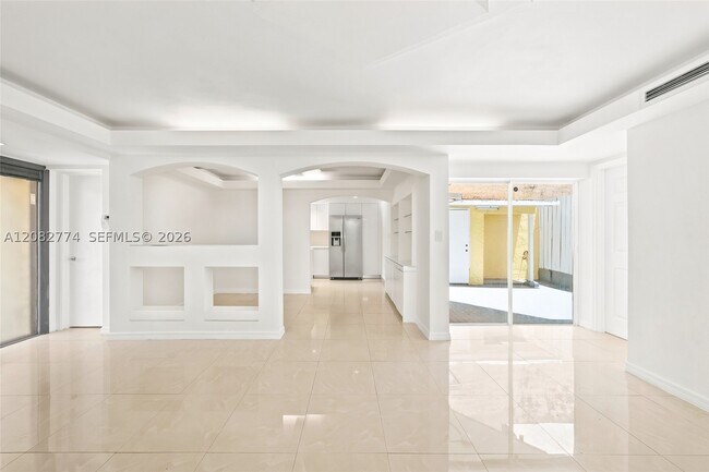 Building Photo - 9674 Fontainebleau Blvd