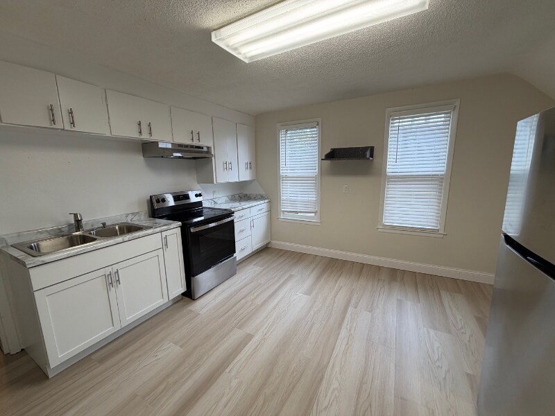 Building Photo - 347 4th Ave S