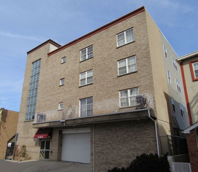 Building Photo - 718 Sip St