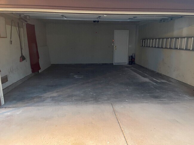 Building Photo - Charming 4-bedroom, 2-bathroom! Showings available NOW!
