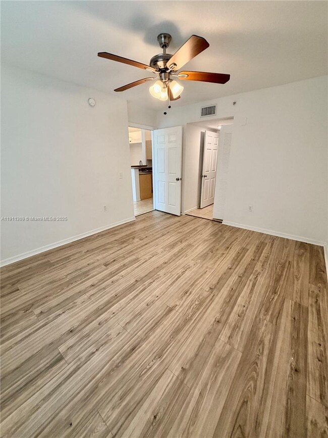 Building Photo - 1122 Villa Cir