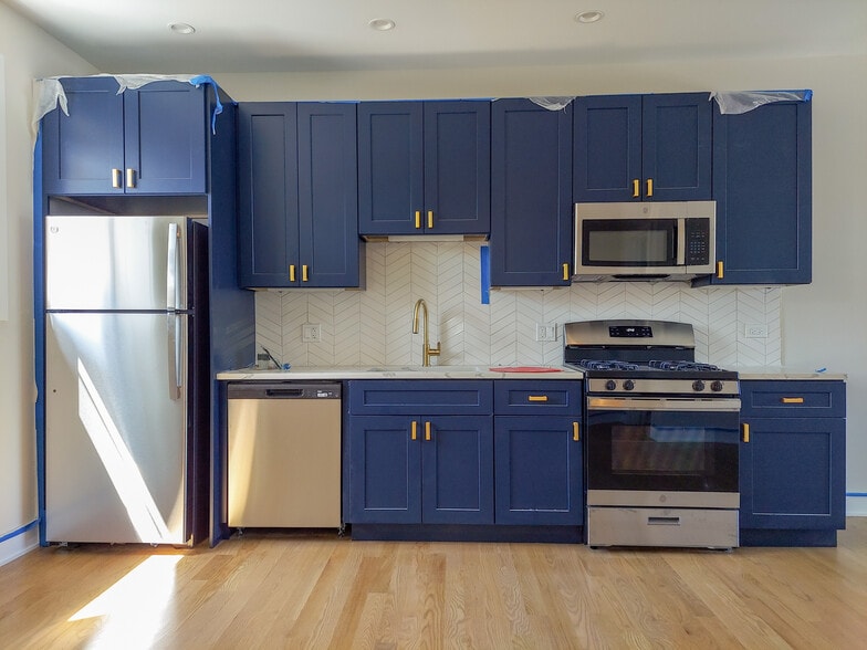 Primary Photo - 2020 W Montrose Ave