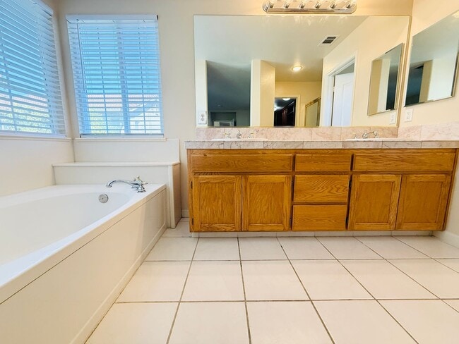 Building Photo - Beautiful 3 Bed 2.5 Bath Santa Clara Townh...