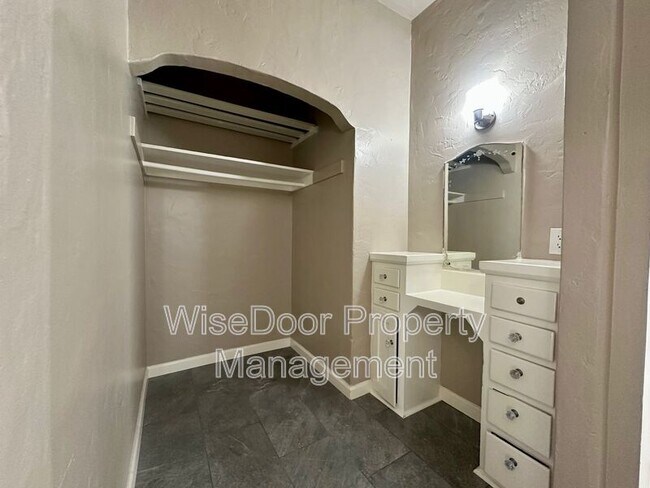 Building Photo - 1030 Leonard Ave