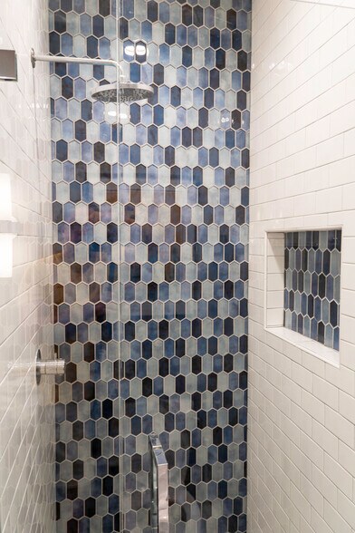 Building Photo - 425 E Ocean Blvd