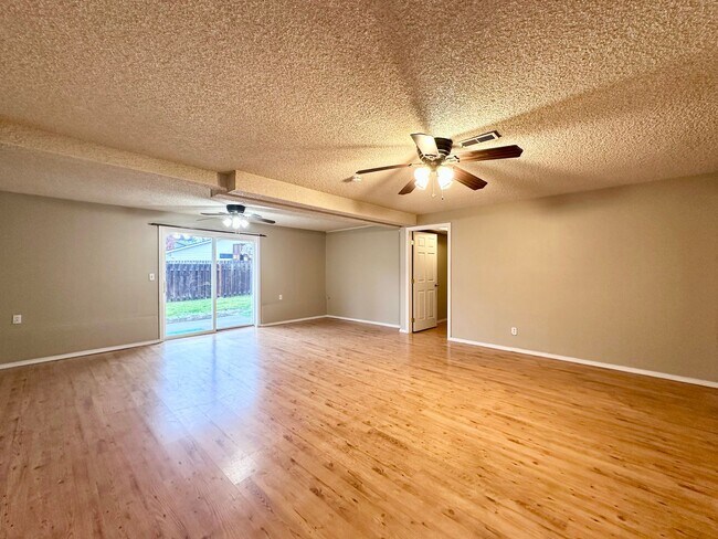 Building Photo - Single Family Home in Beaverton, OR 6 Beds 3 Baths w/ Double Car Garage!