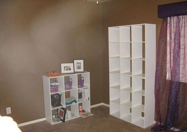 Building Photo - 4 Bedroom, 2 Bath Available NOW!!
