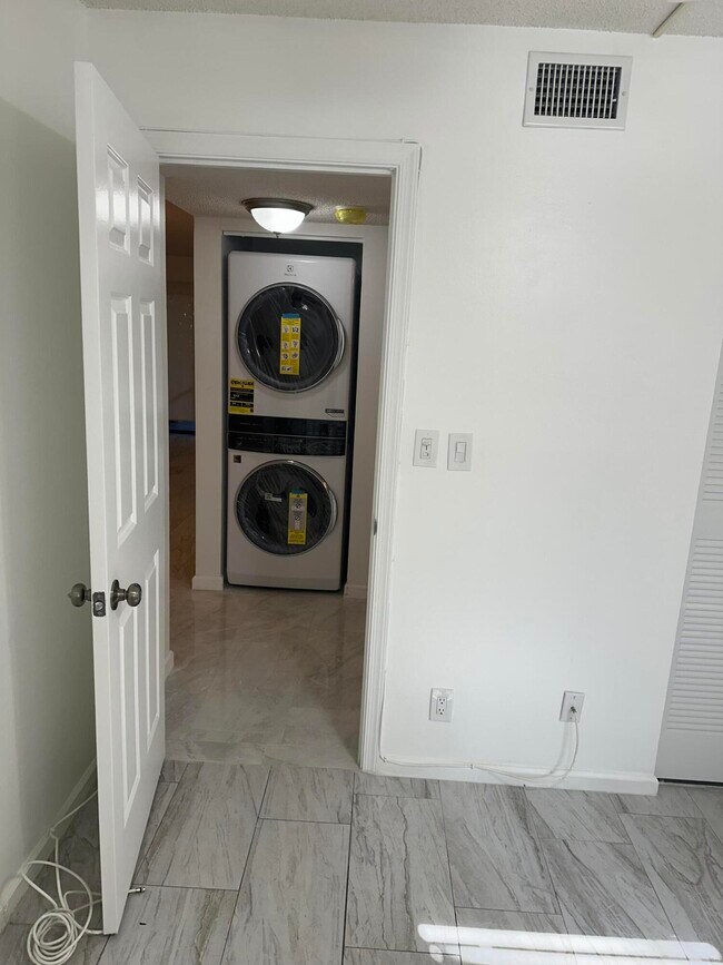 Building Photo - 3130 Millwood Terrace