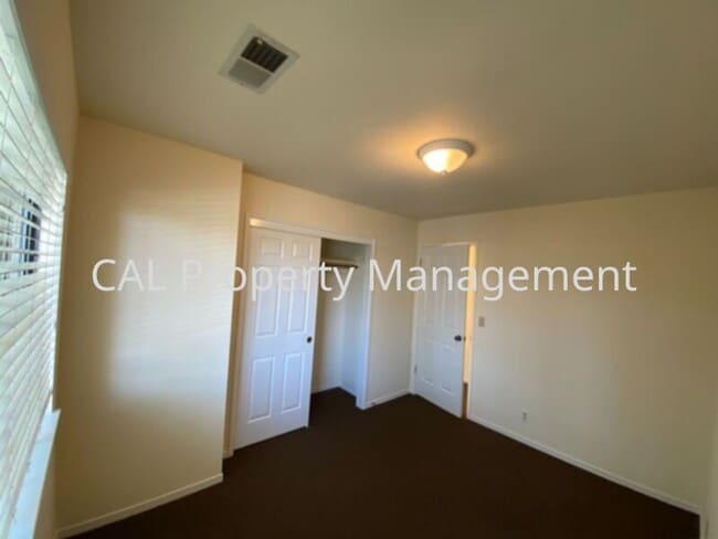 Building Photo - Upper level 2 bedroom & 1 bathroom condomi...