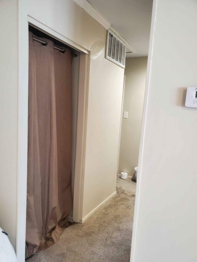 Building Photo - 2030 College Heights Rd