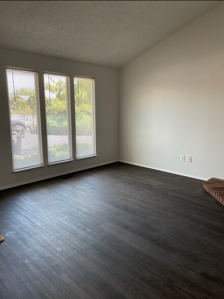 Living room with vaulted ceilings - 1215 S 43rd Ave