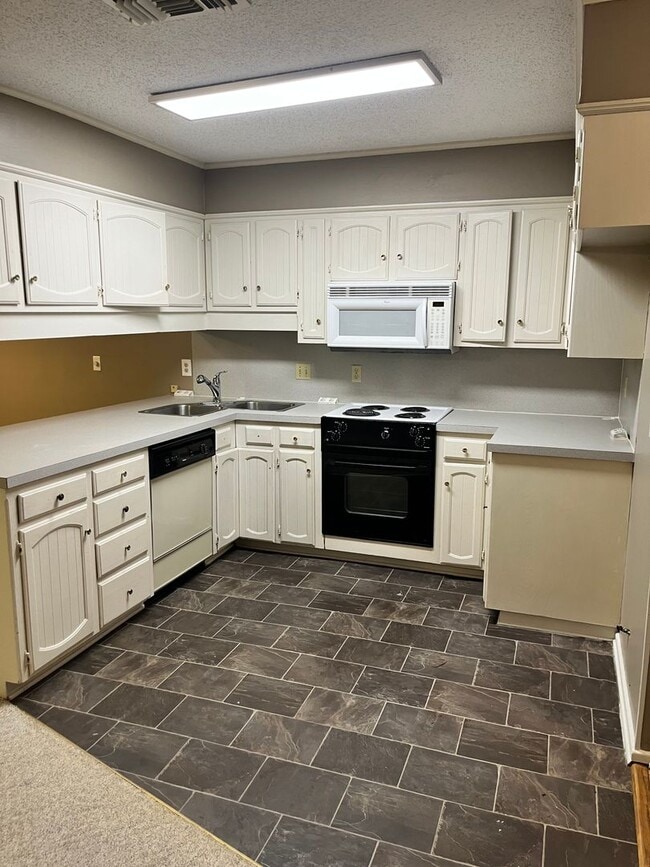 Building Photo - 1105 E 23rd St