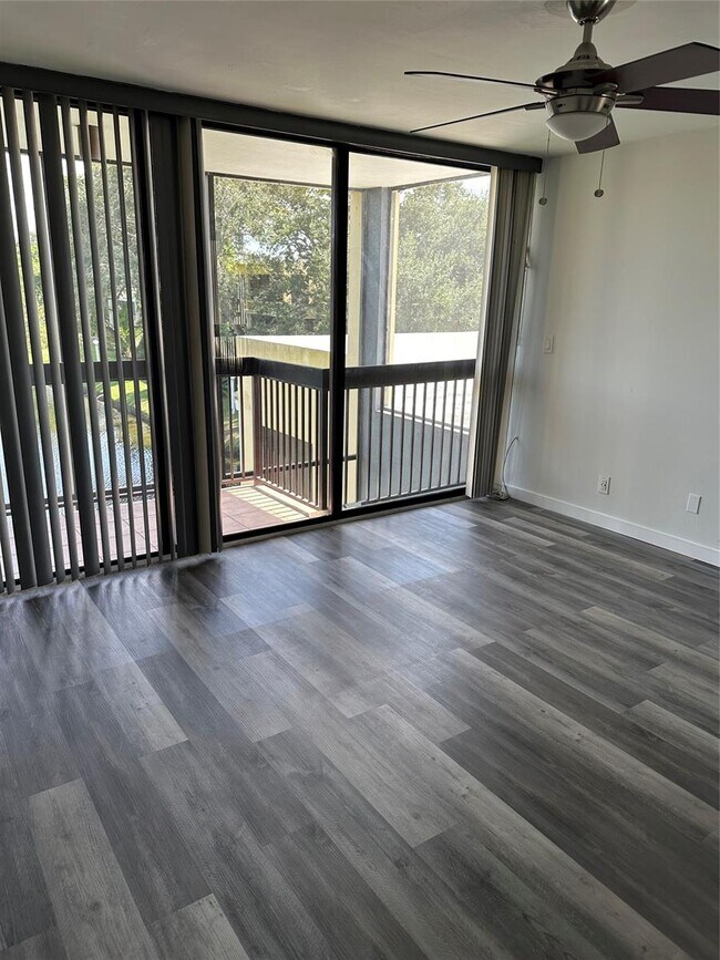 Building Photo - Modern Lakeview Townhouse Near Nova and Br...