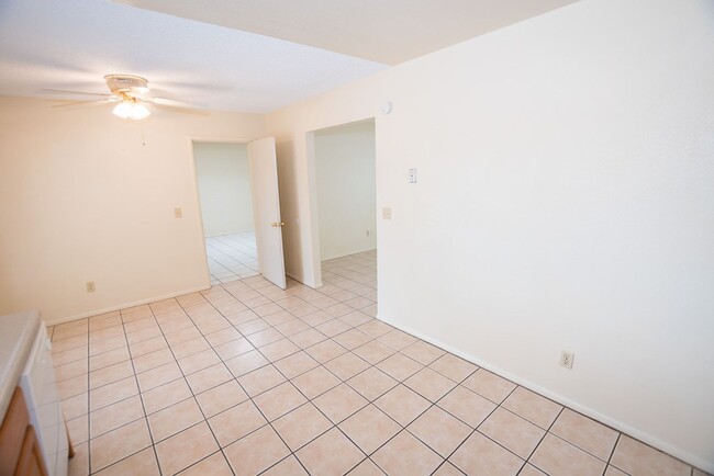 Building Photo - Spacious 3 Bedroom, 2 Bath Home with Updat...