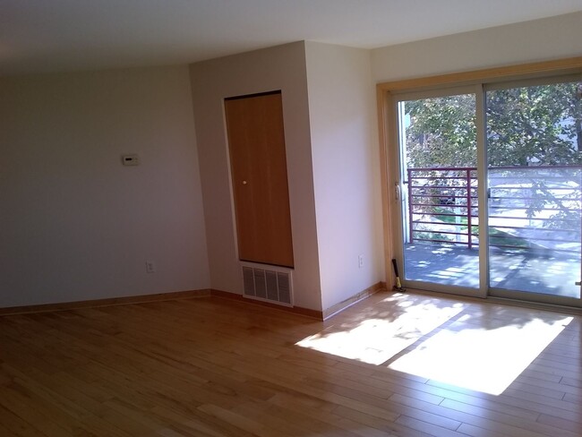 Building Photo - 2 Bedroom, 2 Bathroom Lake View Condo