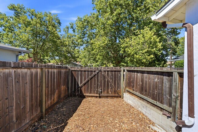 Building Photo - Beautiful Spacious 3-bedroom 1.5-Bath Home in Concord!