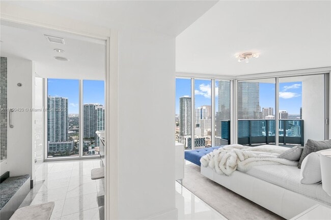 Building Photo - 200 Biscayne Blvd Way