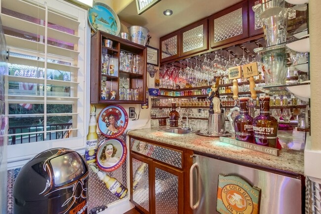 Building Photo - 452 Taylor Dr