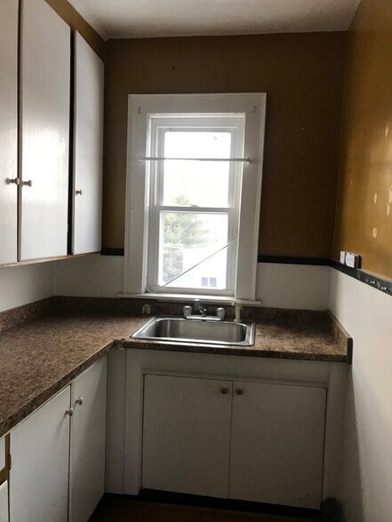 Building Photo - 527 Champlain St