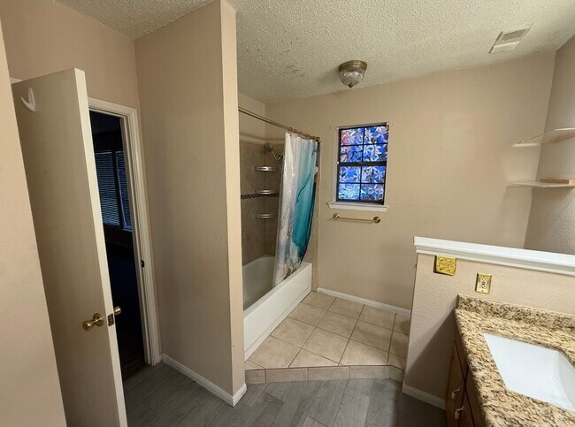 Building Photo - 2610 Encina Dr