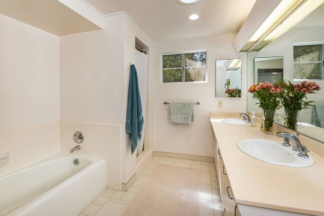 Building Photo - Located in the MUS - Unfurnished Serene El Bosque Home Available November