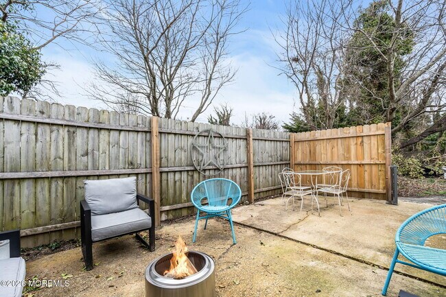 Building Photo - 1227 Bay Ave