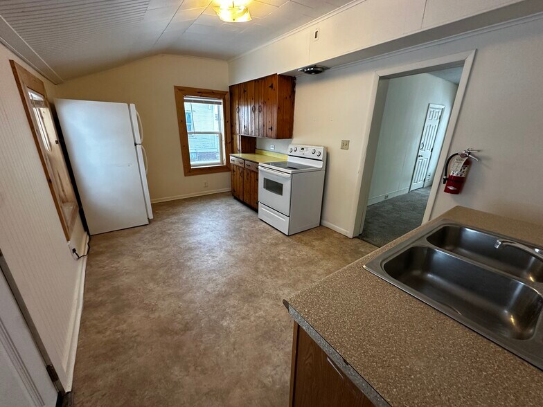 Building Photo - 1402 8th St E