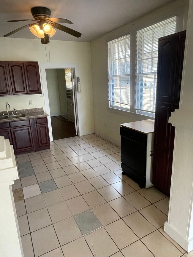Building Photo - 2BD/1BA Shotgun in MidCity