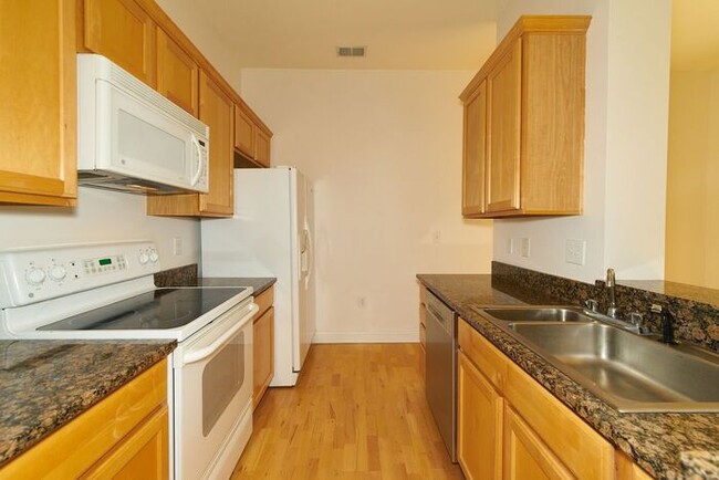 Building Photo - Sweet 1 Bedroom Condo in the Heart of Down...