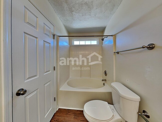 Building Photo - 2114 Debbie Ln