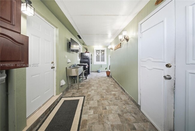 Building Photo - 300 NE 175th St