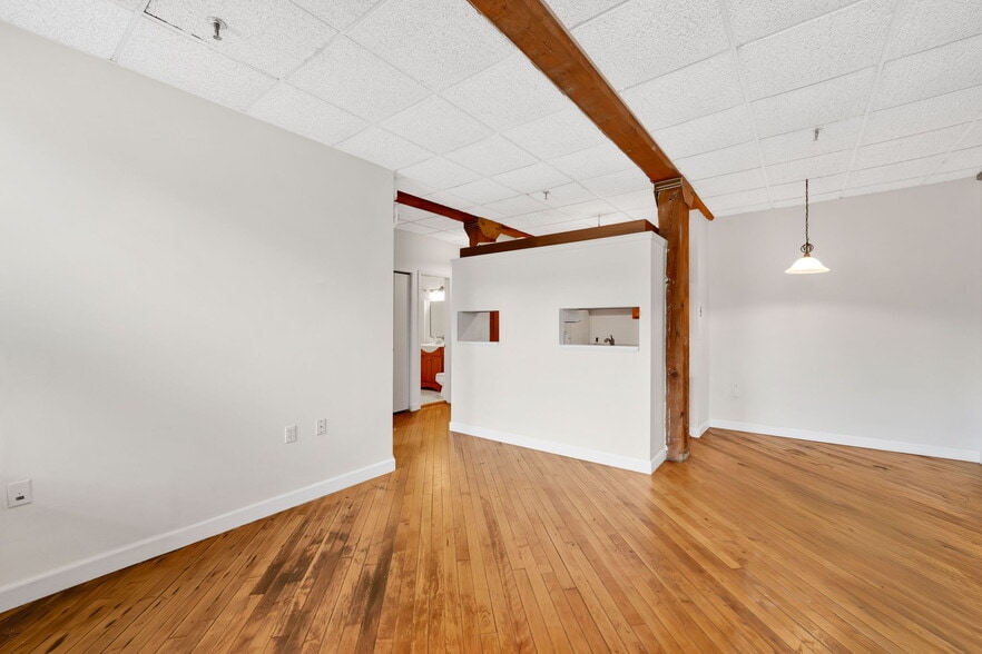 Building Photo - 222 Williams St E
