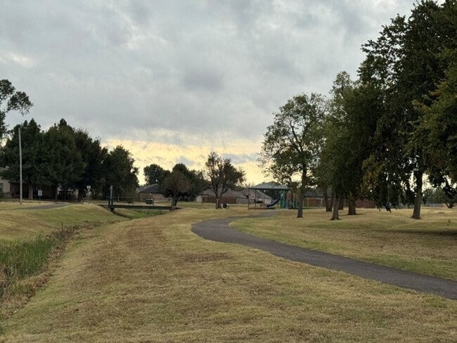 Building Photo - 2 bed duplex in Mustang, fenced yard, laun...