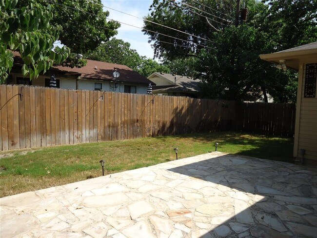 Building Photo - 1404 Peachtree Valley Dr