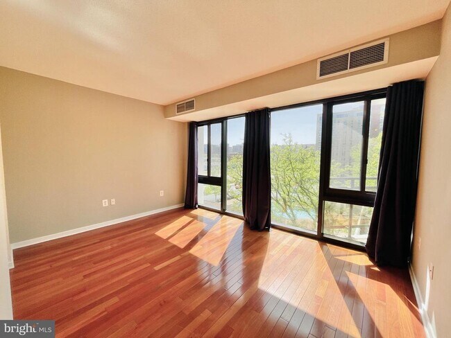 Building Photo - 1530 Key Blvd